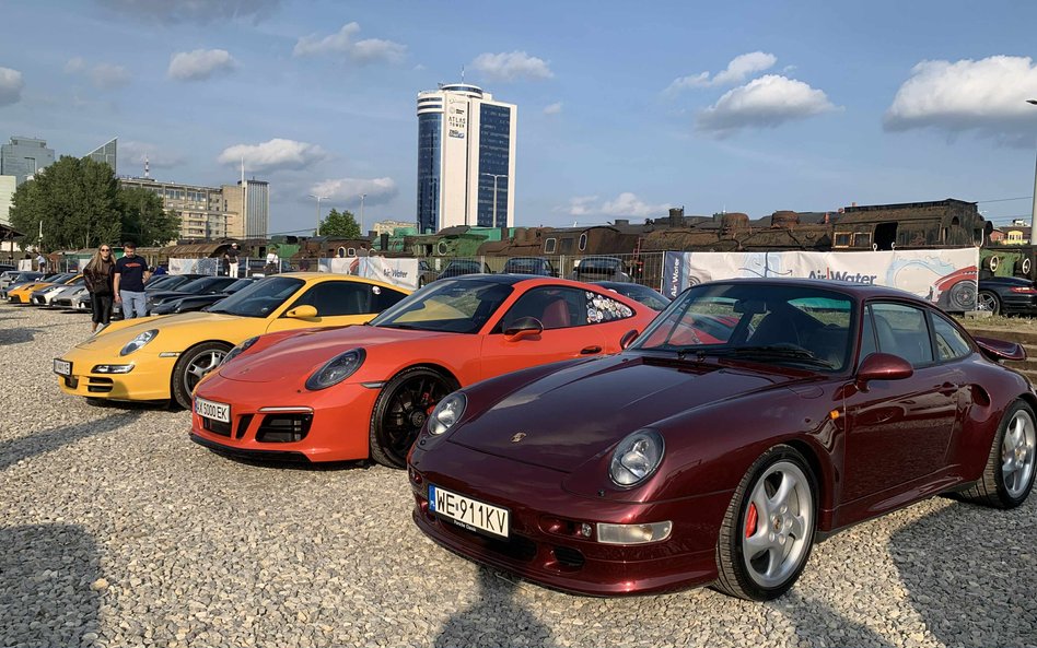 Trzy lśniące Porsche w różnych kolorach – żółty, pomarańczowy i bordowy