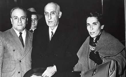 Mohammed Mossadegh (w środku) w 1951 r. został premierem Iranu. Poparto go wyłącznie dlatego, że był