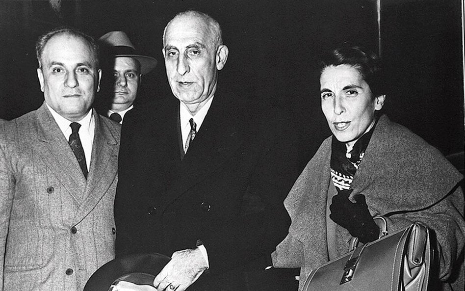 Mohammed Mossadegh (w środku) w 1951 r. został premierem Iranu. Poparto go wyłącznie dlatego, że był