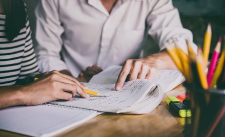Korepetycje coraz droższe. Rodzice płacą już niemal 900 zł miesięcznie za dodatkowe lekcje