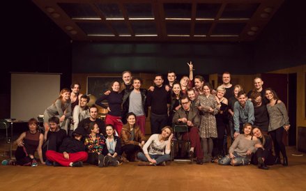 Zespół Teatru im. Słowackiego na zbiorowym zdjęciu podczas prób do spektaklu „Wyzwolenia” Radka Rych