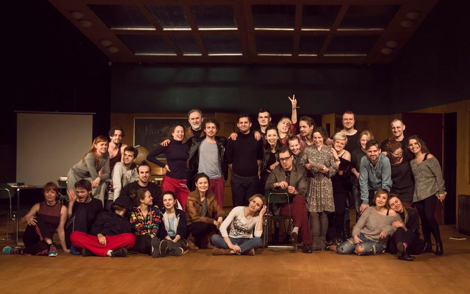 Zespół Teatru im. Słowackiego na zbiorowym zdjęciu podczas prób do spektaklu „Wyzwolenia” Radka Rych