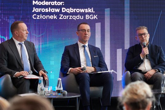 Fire chat z udziałem Jarosława Dąbrowskiego, członka zarządu BGK, generała Tomasza Piotrowskiego i A