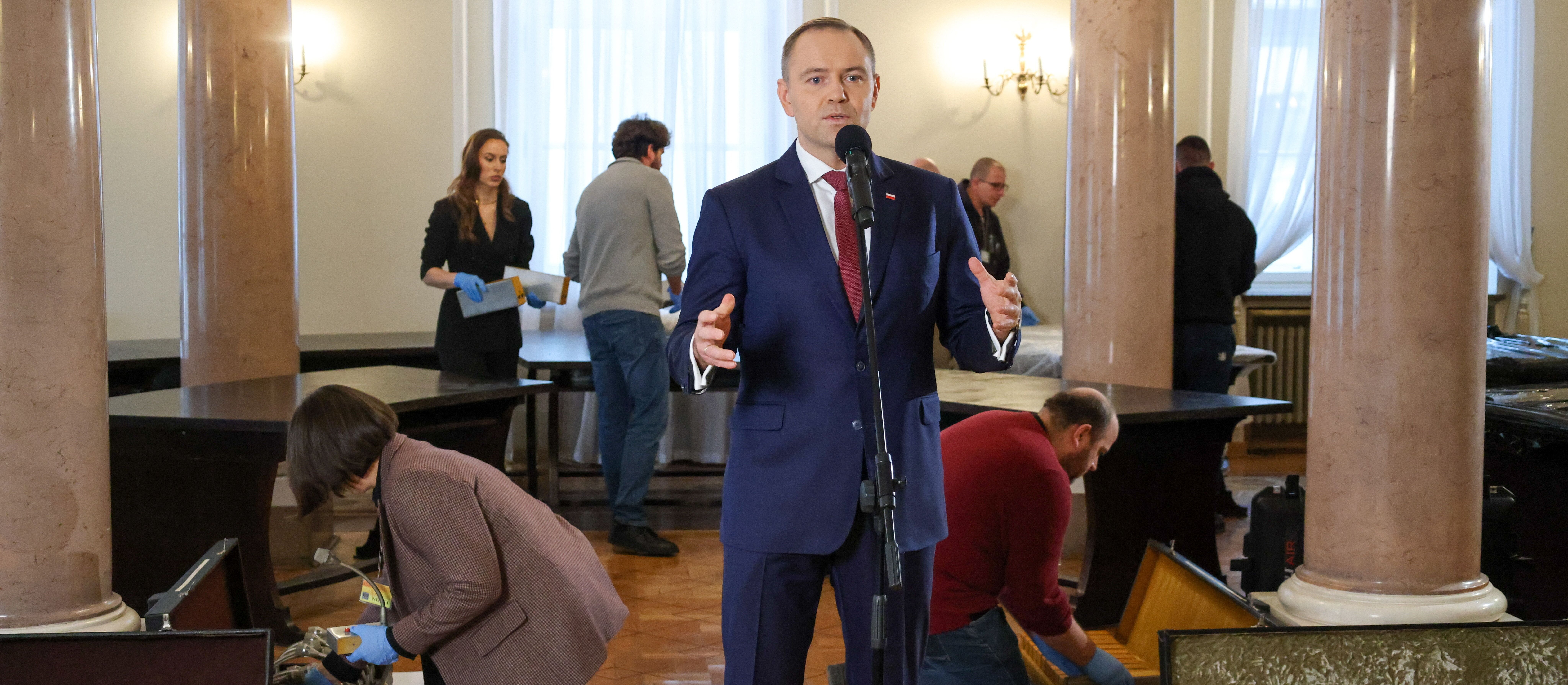 Sondaż: Decyzja o przeniesieniu okrągłego stołu nie polaryzuje Polaków