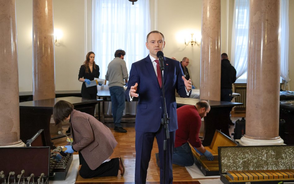 Okrągły stół stojący w pałacu prezydenckim zdemontowano