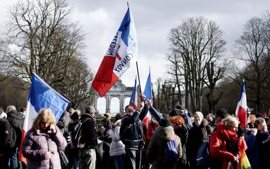 Uczestnicy protestu "Konwoju Wolności" w centrum Brukseli