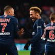 Neymar i Kylian Mbappe cieszą się po strzeleniu gola w meczu Paris Saint-Germain z Lille na stadioni