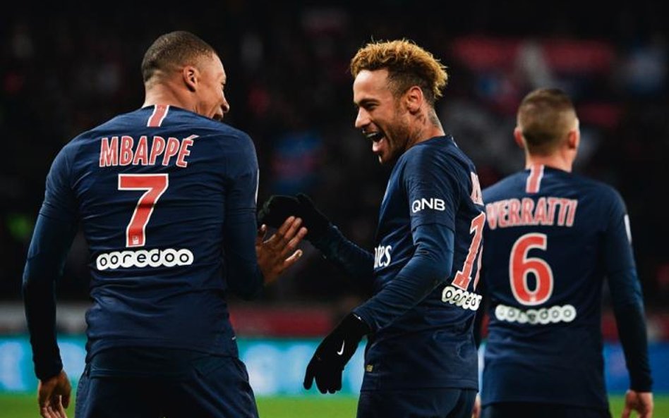 Neymar i Kylian Mbappe cieszą się po strzeleniu gola w meczu Paris Saint-Germain z Lille na stadioni