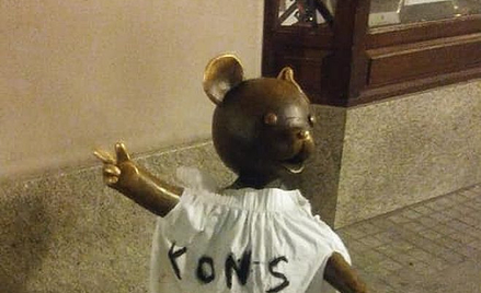 Łódź: "Konstytucja" na pomniku Misia Uszatka. Reakcja policji