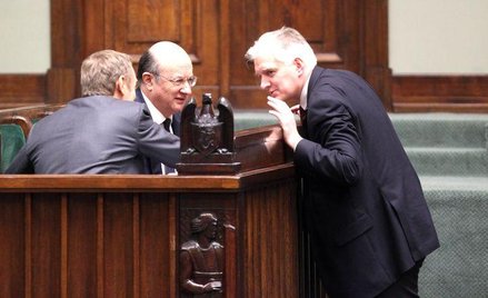 Narada w ławach rządowych. Premier Donald Tusk, minister finansów Jacek Rostowski i minister sprawie