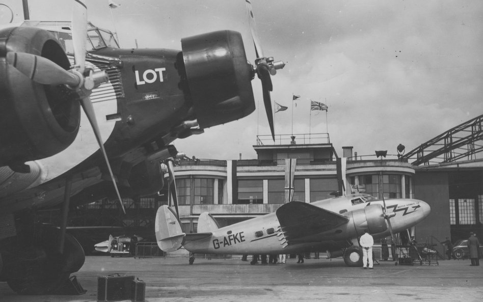 Lotnisko na Okęciu. Samloty Junkers Ju - 52/3m i Lockheed L - 14 - H Super Electra w barwach LOT tuż