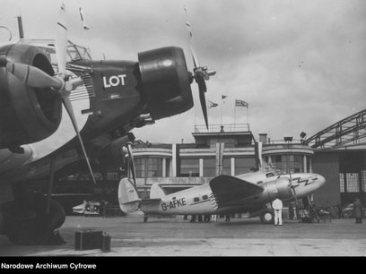 Lotnisko na Okęciu. Samloty Junkers Ju - 52/3m i Lockheed L - 14 - H Super Electra w barwach LOT tuż