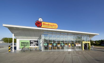 Klienci Biedronki mogą wybierać: torba z plastiku lub papieru