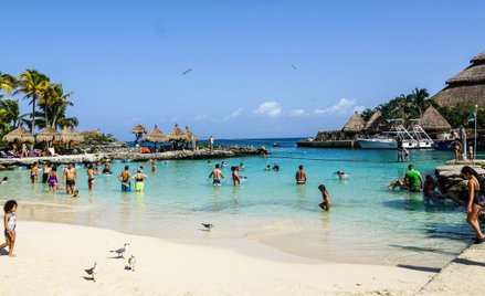 Polacy uciekają przed pandemią do Meksyku, na Arubę i Zanzibar