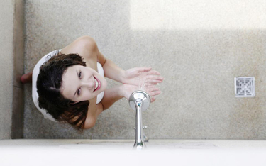 Sąd: brak zgody na prysznic w sypialni nie narusza dóbr osobistych