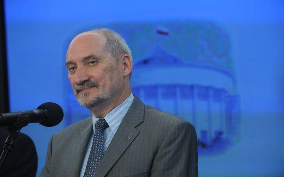 Poseł Antoni Macierewicz, przewodniczący zespołu ds. wyjaśnienia przyczyn katastrofy smoleńskiej