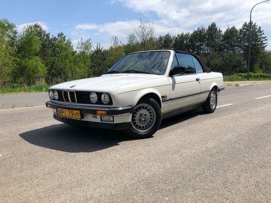 BMW 320i cieszy się zasłużenie znakomitą opinią.