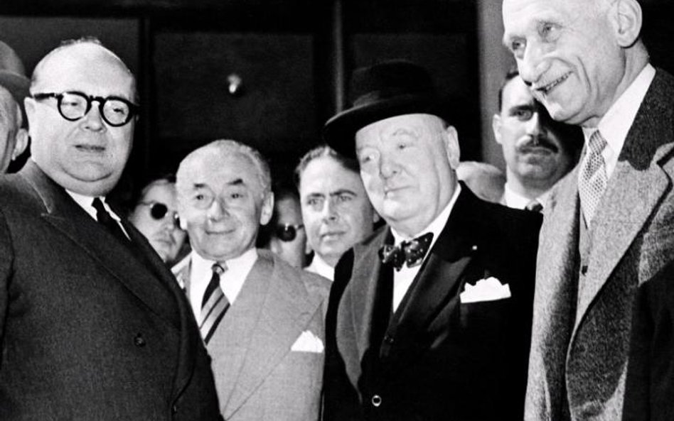 Od lewej: Paul-Henri Spaak z Belgii, ówczesny przewodniczący Rady Europy, minister finansów Francji 