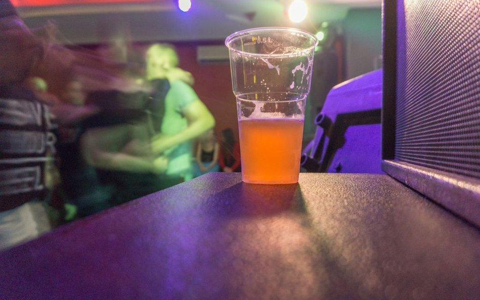 USA: 724 dolary za dwa piwa. Sprzedawca aresztowany