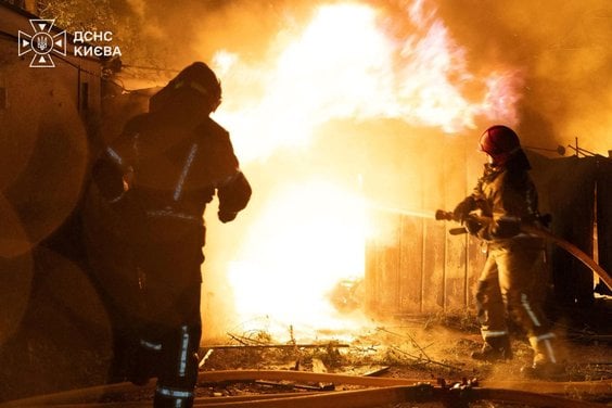 Kijów. Strażacy walczą z ogniem po rosyjskim ataku rakietowym