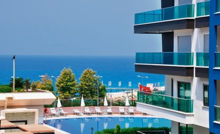 Im bliżej do plaży, im wyższe piętro z widokiem na morze, im lepszy standard budynku – tym drożej.