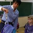 Ważenie tornistów w jednej z warszawskich szkół