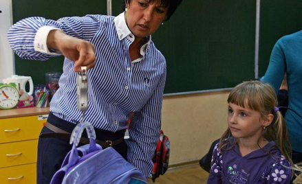 Ważenie tornistów w jednej z warszawskich szkół