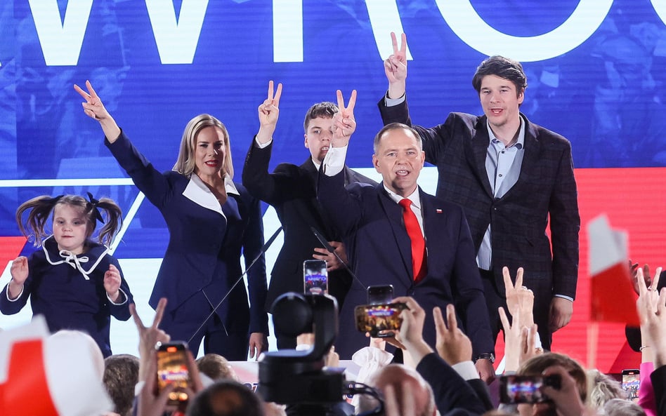 Karol Nawrocki (front) z żoną Martą (2L), córką Kasią (L) oraz synami Antonim (3P) i Danielem (P) w 