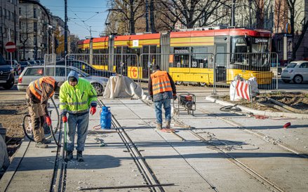 Czyszczenie torów z zabrudzeń powstałych powstałych podczas budowy