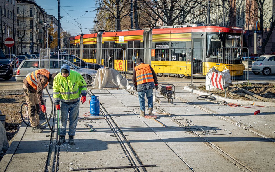 Czyszczenie torów z zabrudzeń powstałych powstałych podczas budowy