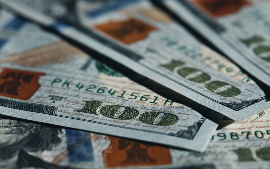 Jak tańszy dolar wpływa na polskie spółki i warszawską giełdę