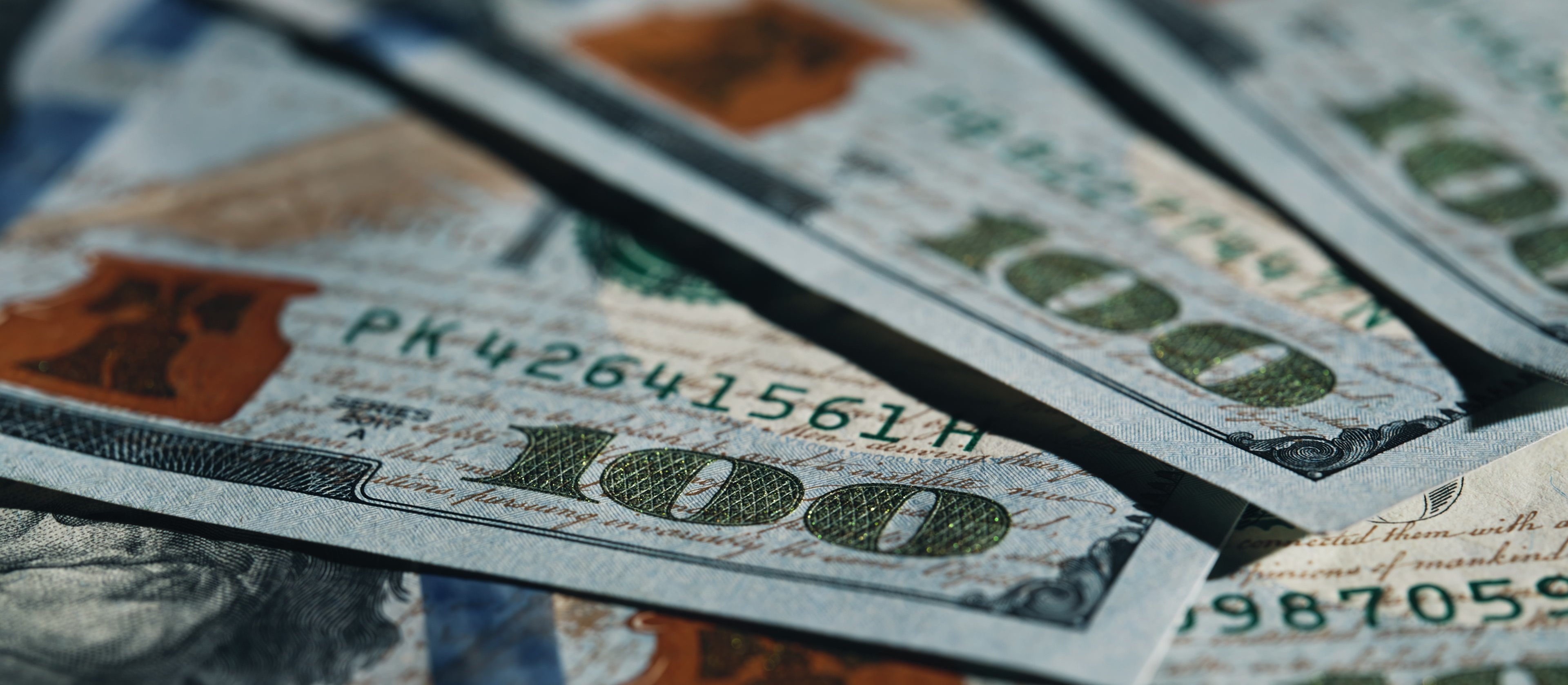 Jak tańszy dolar wpływa na polskie spółki i warszawską giełdę