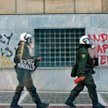 Wesołego kryzysu i szczęśliwego nowego strachu. Napis z ateńskiej ulicy