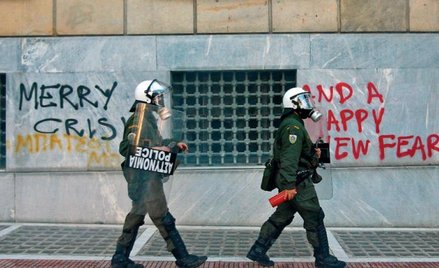 Wesołego kryzysu i szczęśliwego nowego strachu. Napis z ateńskiej ulicy