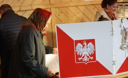 Wybory samorządowe 2024. Głosowanie w lokalu wyborczym w Zakopanem