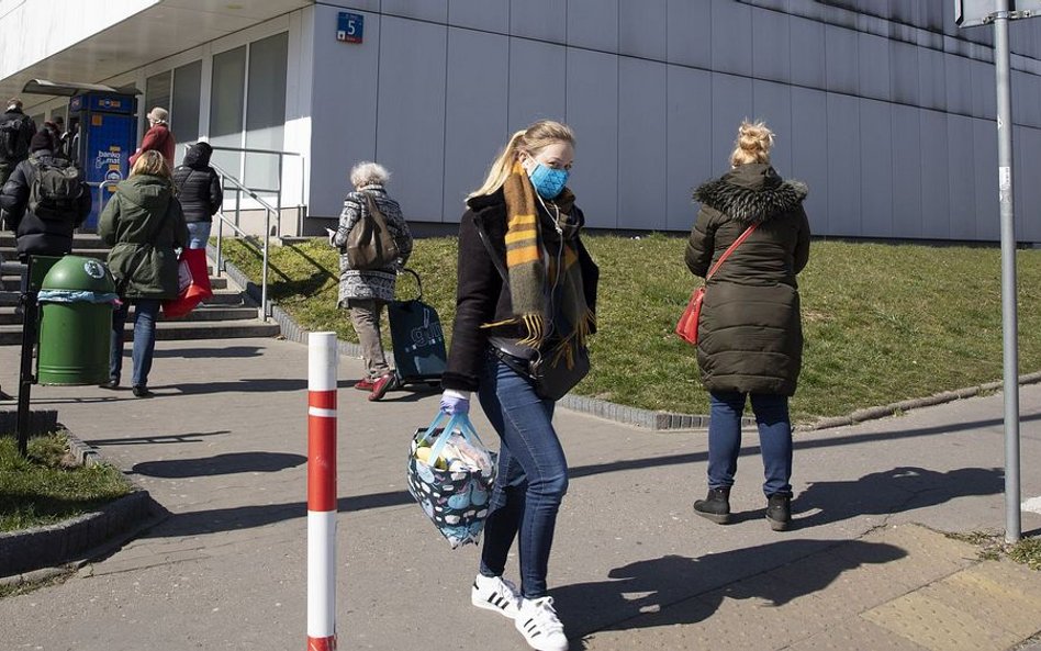 Wirusolog: Znoszenie obostrzeń? Raczej przywrócić obowiązek noszenia masek również na ulicach