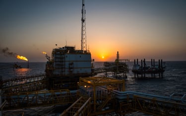 Pole naftowe Salman w Zatoce Perskiej, obsługiwanej przez National Iranian Offshore Oil Co., w pobli