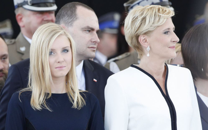 Kinga Duda z mamą Agatą Kornhauser-Dudą podczas uroczystości państwowej