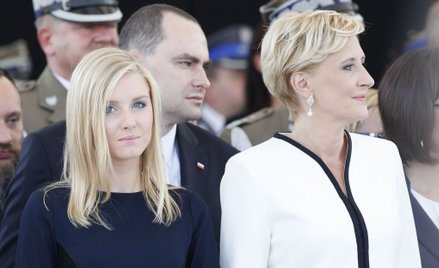Kinga Duda z mamą Agatą Kornhauser-Dudą podczas uroczystości państwowej