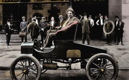 Kauczuk wykorzystywano w przemyśle motoryzacyjnym przede wszystkim do produkcji opon.