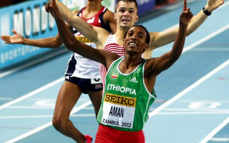 Medaliści na 800 m: Mohammed Aman (Etiopia), Jakub Holusa (Czechy) i Andrew Osagie (W. Brytania)