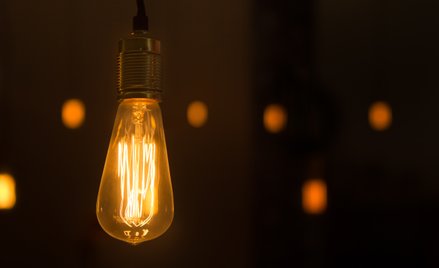 Odsprzedaż energii elektrycznej do sieci podlega VAT