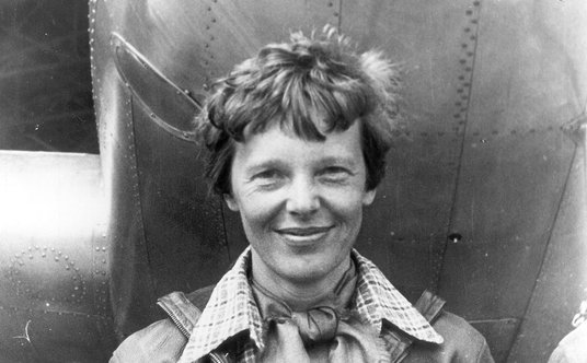 Marzec 1937 roku, Amelia Earhart przed samolotem Lockheed L-10 Electra, którym zamierzała okrążyć Zi