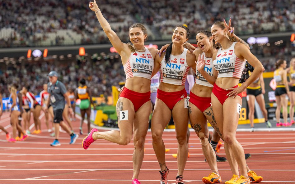Kryscina Cimanouska (z lewej) zajęła ze sztafetą 4 x 100 m piąte miejsce na mistrzostwach świata
