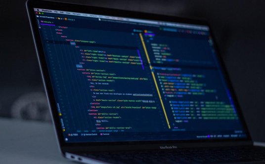 "kod programistyczny na ekranie laptopa"