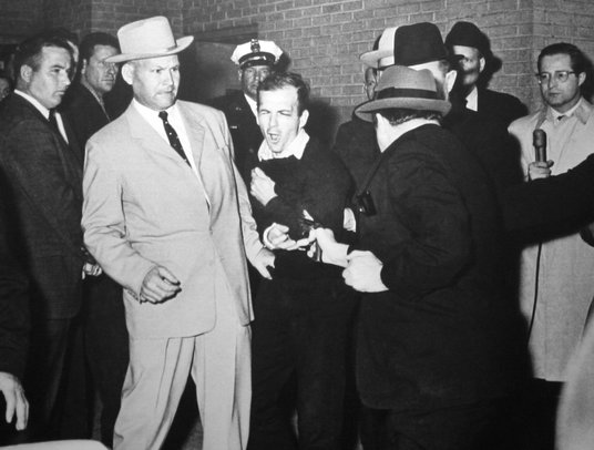 Jack Ruby strzela do Oswalda, który był eskortowany przez policyjnego detektywa Jima Leavelle'a w tr