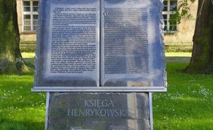 Pomnik "Księgi Henrykowskiej" w Henrykowie
