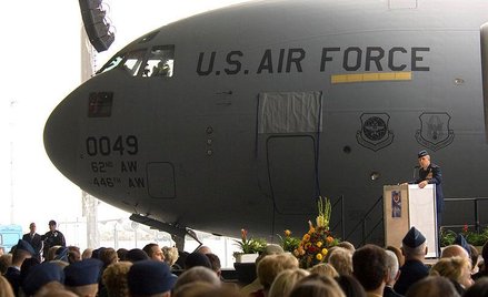 Gen. Robert H. "Doc" Foglesong, dowódca sił lotniczych USA w Europie, przemawia podczas zamknięcia b