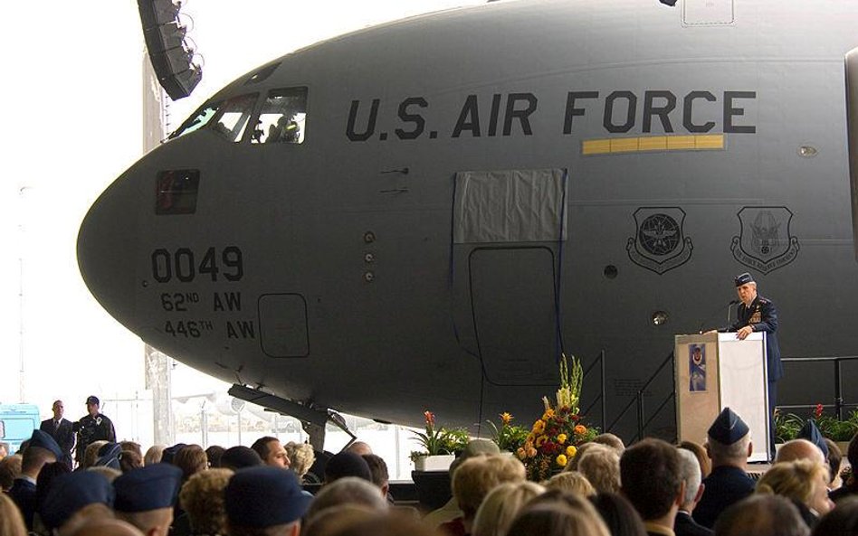 Gen. Robert H. "Doc" Foglesong, dowódca sił lotniczych USA w Europie, przemawia podczas zamknięcia b