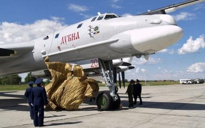 Strategiczny bombowiec Tu-95 wraca do bazy w miejscowości Engels po kapitalnym remoncie